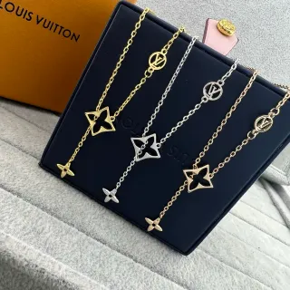 Louis Vuitton LV ফ্লাওয়ার মনোগ্রাম নেকলেস সোনালি ও রূপালী টোন নেকলেস