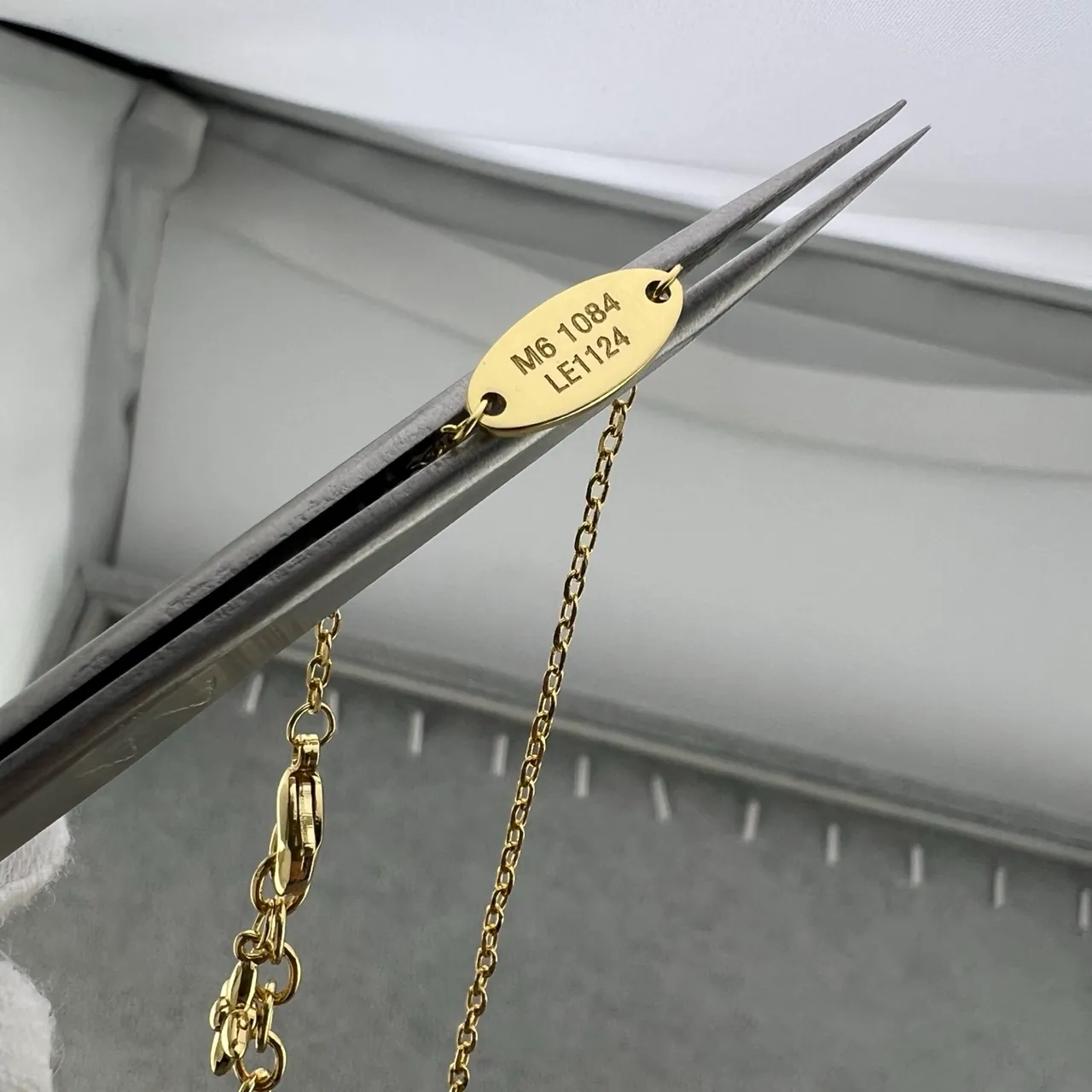 Louis Vuitton LV ফ্লাওয়ার মনোগ্রাম নেকলেস সোনালি ও রূপালী টোন নেকলেস 2