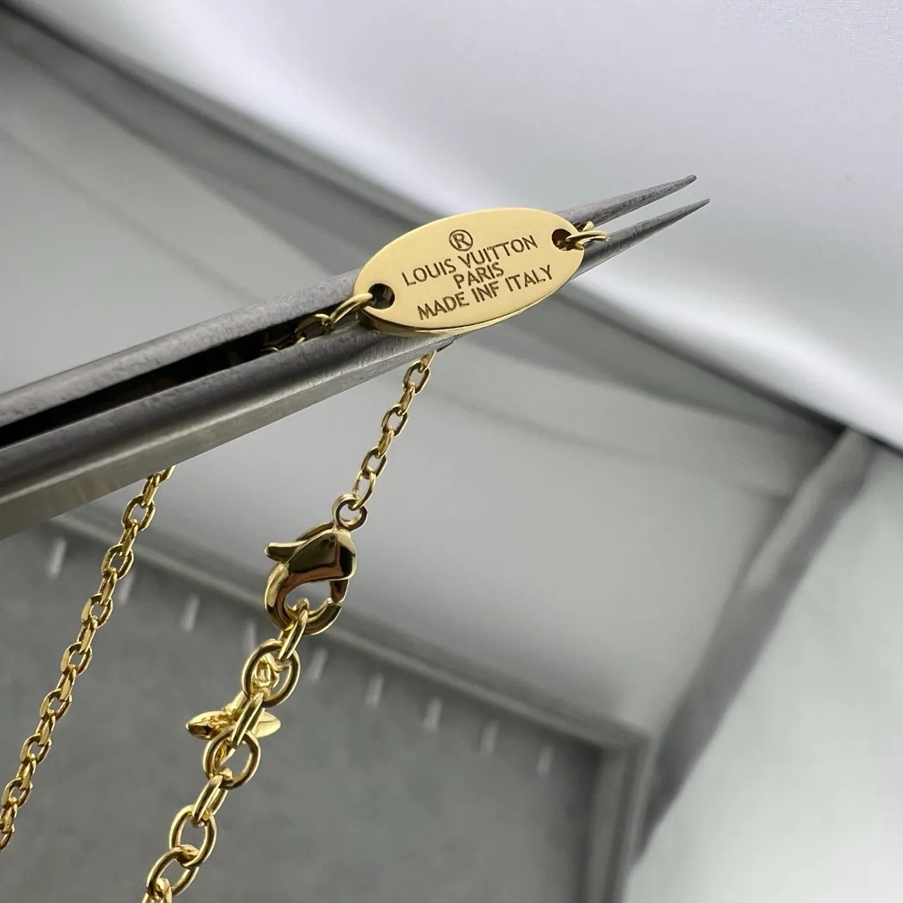 Louis Vuitton LV ফ্লাওয়ার মনোগ্রাম নেকলেস সোনালি ও রূপালী টোন নেকলেস 3