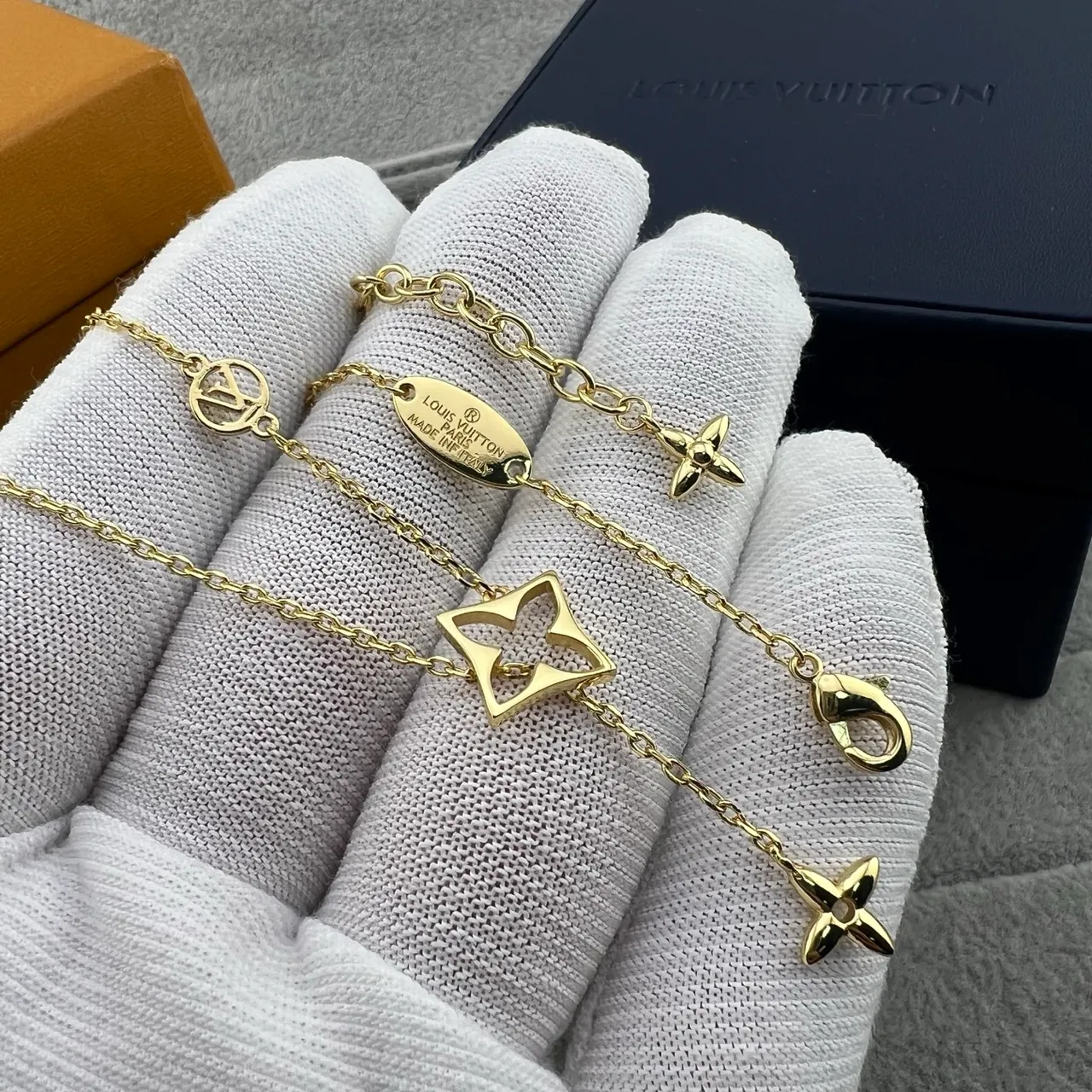 Louis Vuitton LV ফ্লাওয়ার মনোগ্রাম নেকলেস সোনালি ও রূপালী টোন নেকলেস 4