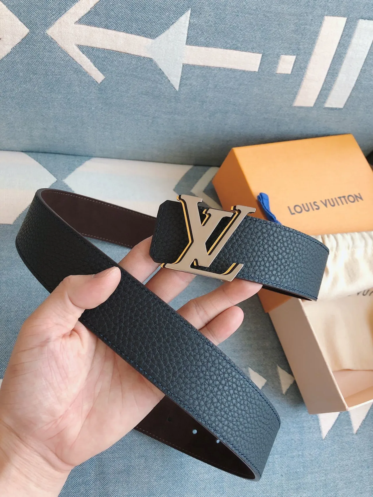 Louis Vuitton LV Initiales Ceinture en cuir bleu grainé 3