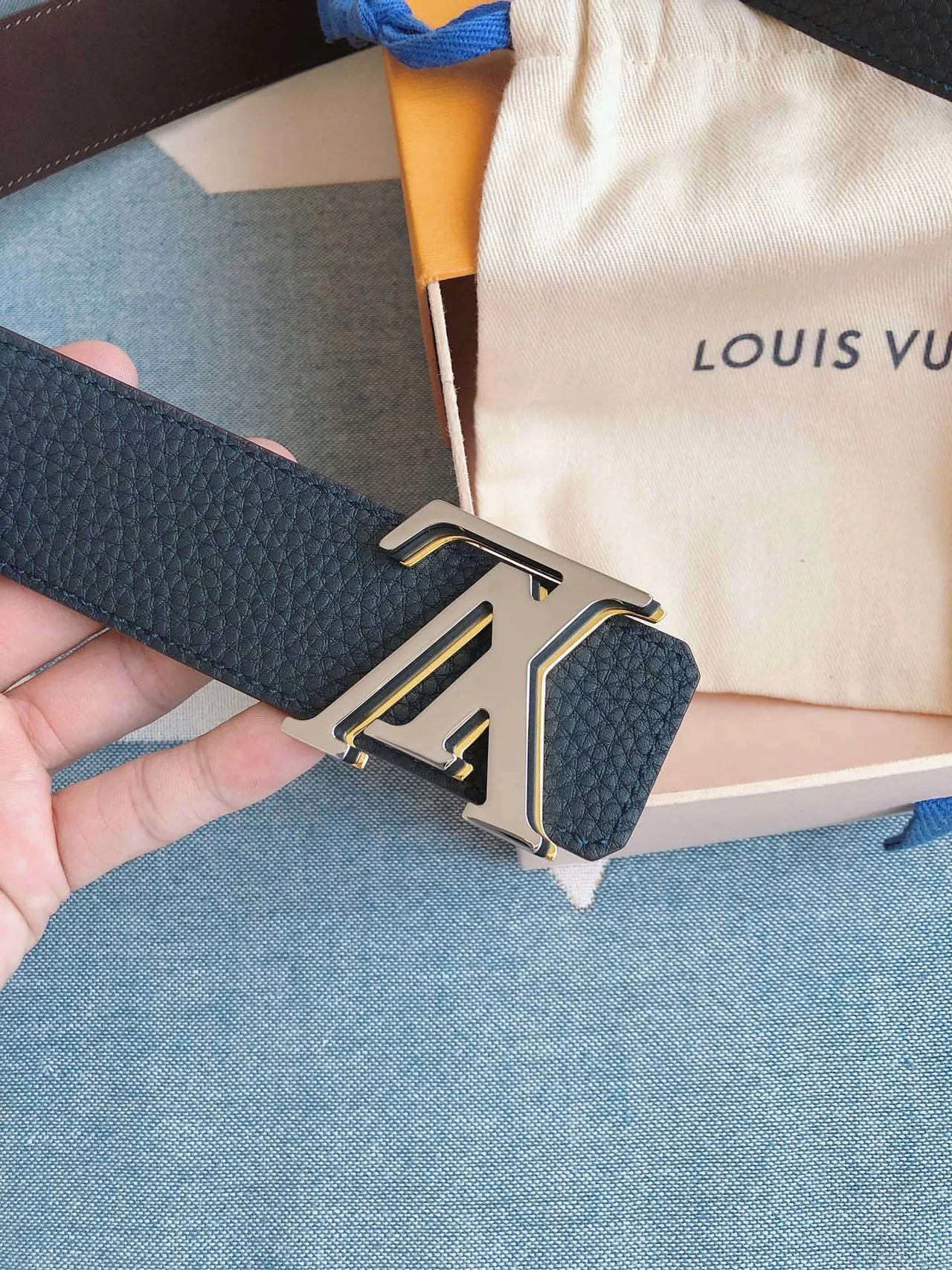 Louis Vuitton LV Initiales Ceinture en cuir bleu grainé 8
