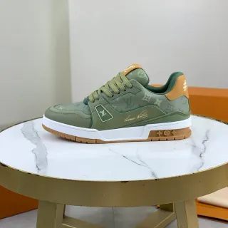 Louis Vuitton LV Trainer Army Green Beige impressão Monogram parte superior superposições de materiais sintéticos superpostas tênis lifestyle