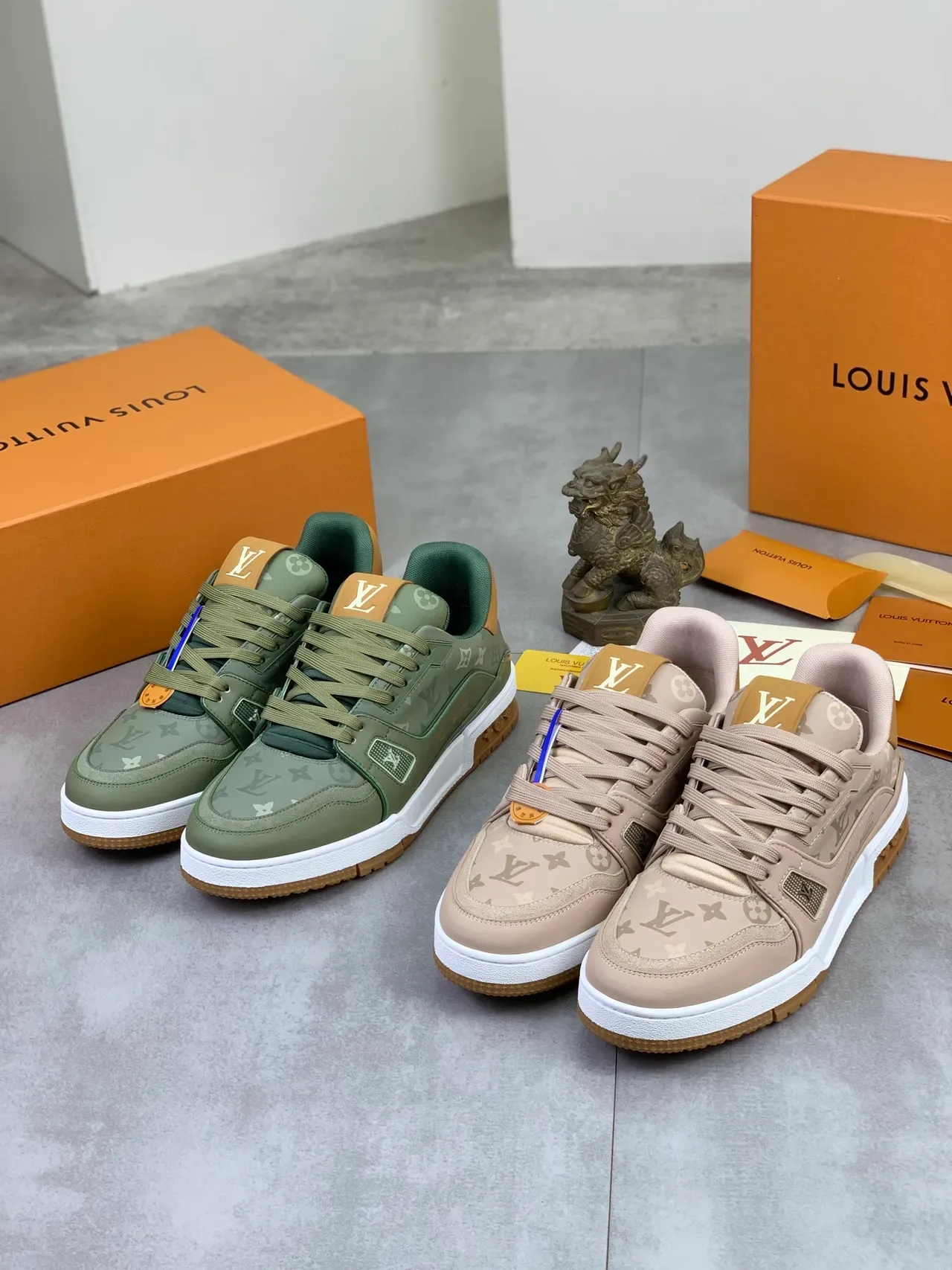 لويس فيتون LV Trainer حذاء لايف ستايل أخضر عسكري بيج مطبوع بمونوجرام في الأعلى وطبقات مركبة صناعية 2
