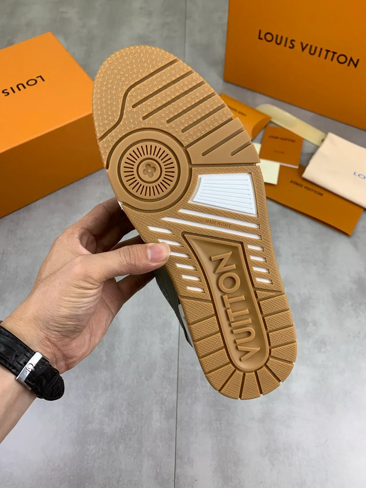 لويس فيتون LV Trainer حذاء لايف ستايل أخضر عسكري بيج مطبوع بمونوجرام في الأعلى وطبقات مركبة صناعية 4