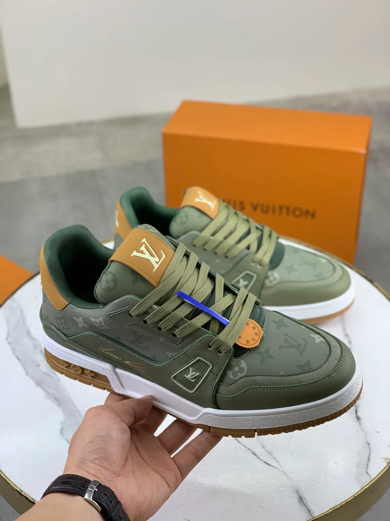لويس فيتون LV Trainer حذاء لايف ستايل أخضر عسكري بيج مطبوع بمونوجرام في الأعلى وطبقات مركبة صناعية 5