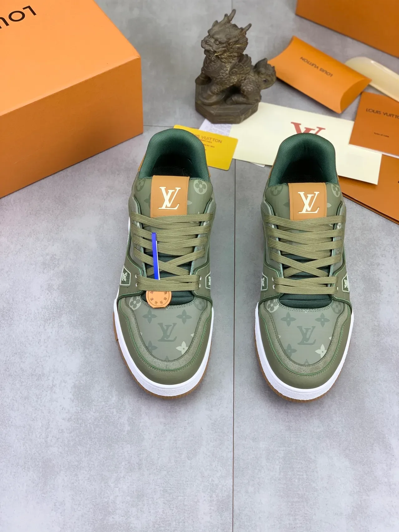لويس فيتون LV Trainer حذاء لايف ستايل أخضر عسكري بيج مطبوع بمونوجرام في الأعلى وطبقات مركبة صناعية 6