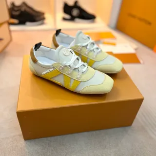 Louis Vuitton LV Trainer Tênis Lifestyle Bege Amarelo Multi-Panel Camurça E Couro Faixa De Contraste Superposição