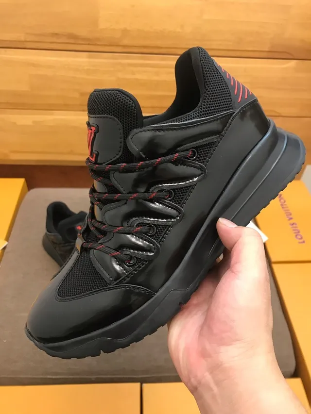 Louis Vuitton LV Trainer काला लाल चमकदार पैटेंट लेदर जाली पैनलिंग मोटी स्नीकर 4
