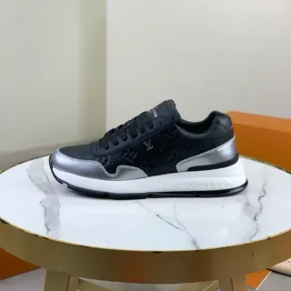 Louis Vuitton LV Trainer Zapatillas Lifestyle Negro Plata Monograma Grabado Cuero Acentos Metálicos