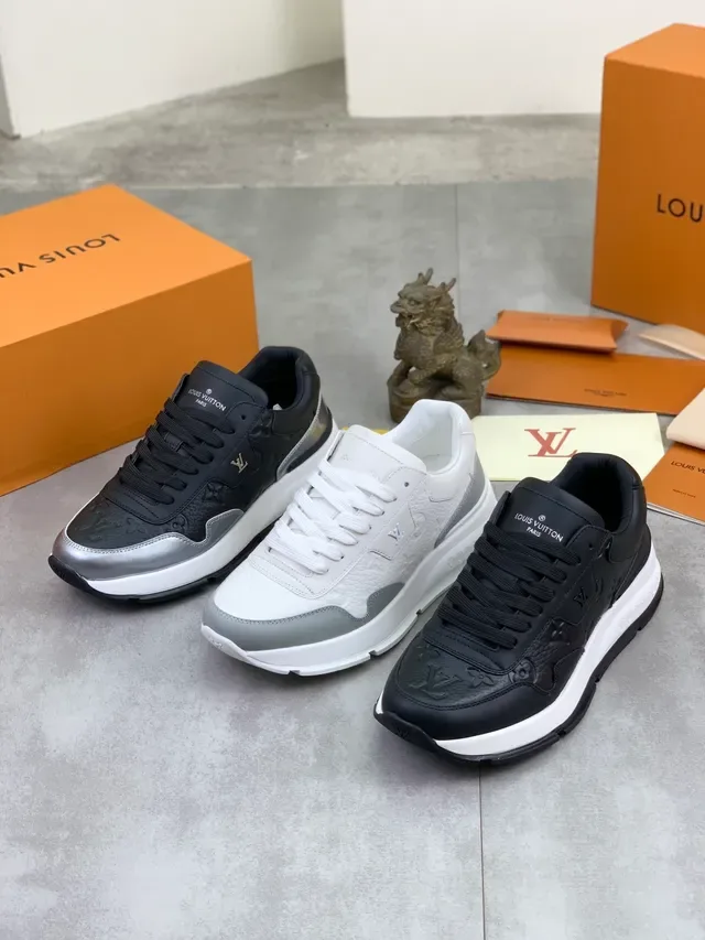 Louis Vuitton LV Trainer Tênis Lifestyle Preto Prata Embossed Monogram Couro Acentos Metálicos 2