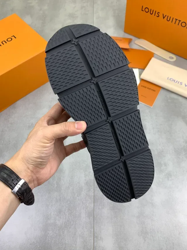 Louis Vuitton LV Trainer Tênis Lifestyle Preto Prata Embossed Monogram Couro Acentos Metálicos 4