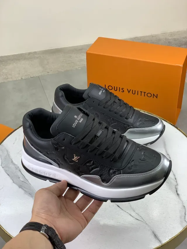 Louis Vuitton LV Trainer Tênis Lifestyle Preto Prata Embossed Monogram Couro Acentos Metálicos 6