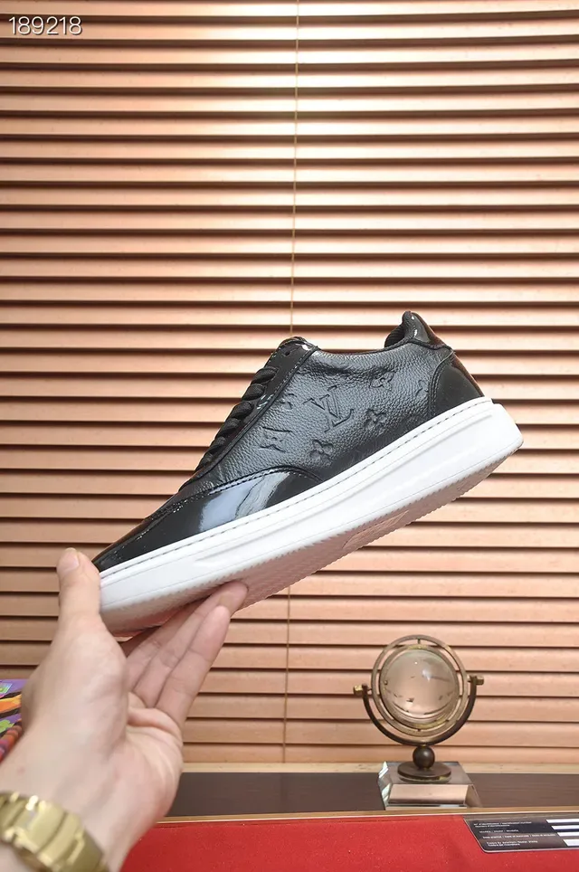 Louis Vuitton LV Trainer Negro Blanco Embossed Monogram Cuero Brillo Patent Accents Lifestyle Sneakers 5