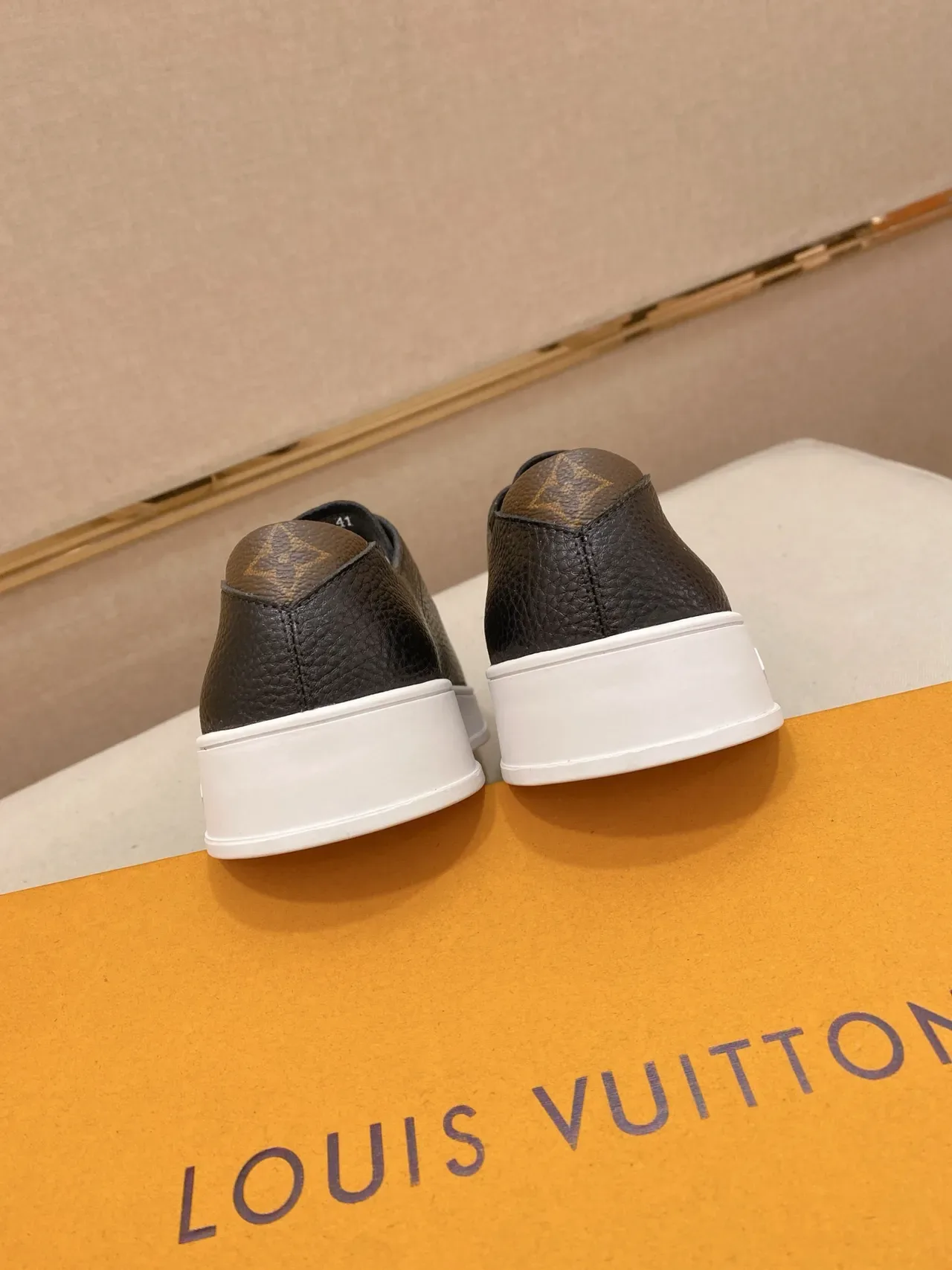 Louis Vuitton LV Trainer Preto Branco Couro Texturizado Parte Superior Solado Plataforma Grossa Tênis Lifestyle 4