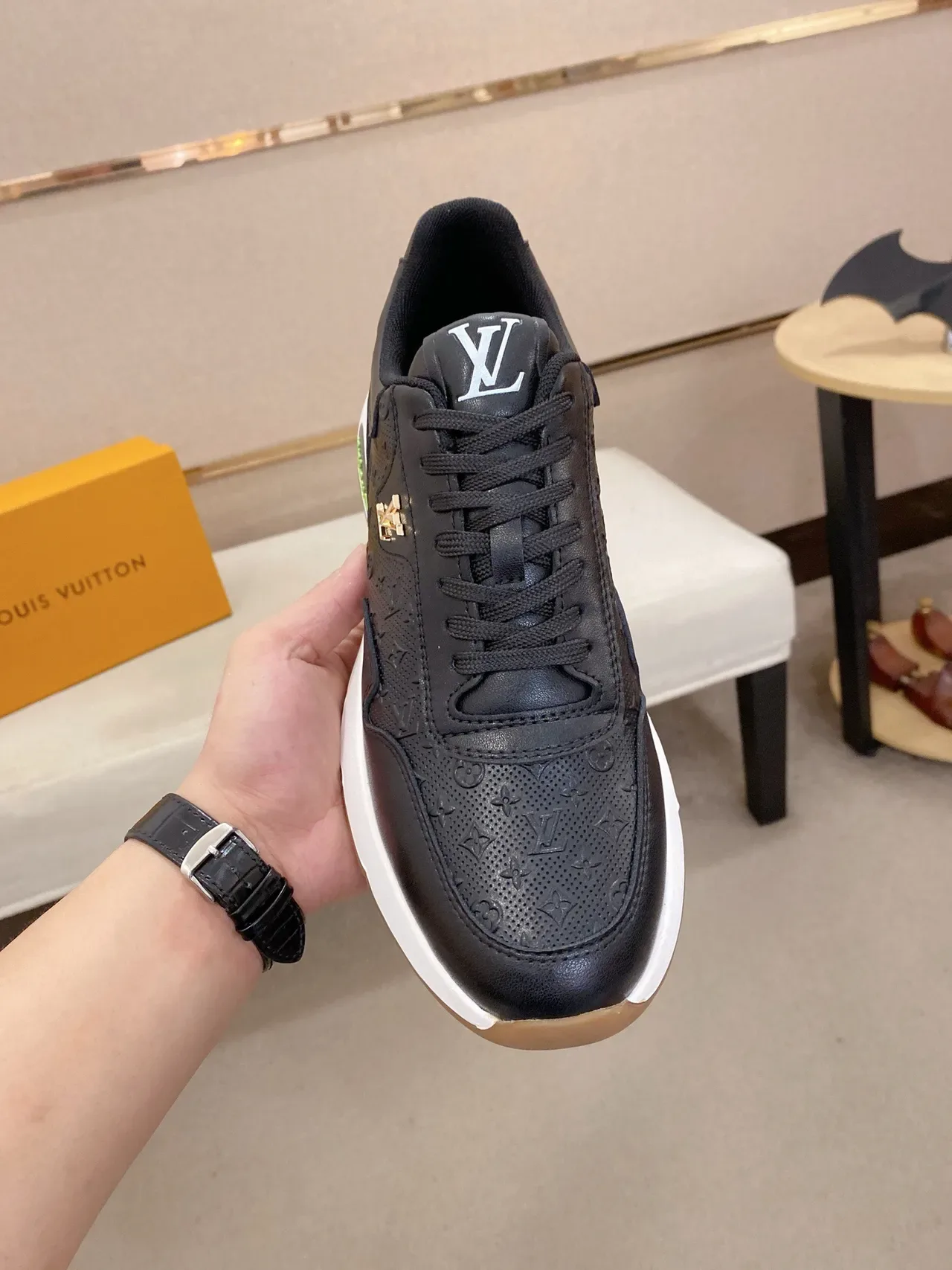 Louis Vuitton LV Trainer Negro Blanco Perforado Monograma Cuero Esculpido Suela Media Zapatillas Lifestyle 2