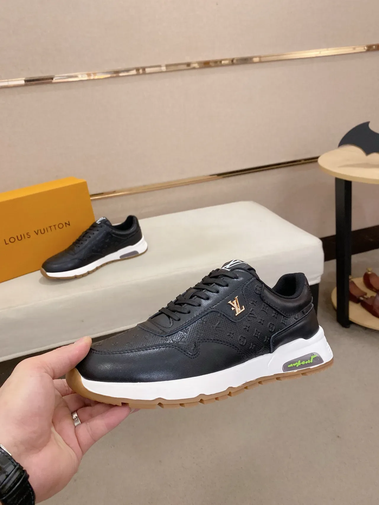 Louis Vuitton LV Trainer Negro Blanco Perforado Monograma Cuero Esculpido Suela Media Zapatillas Lifestyle 3