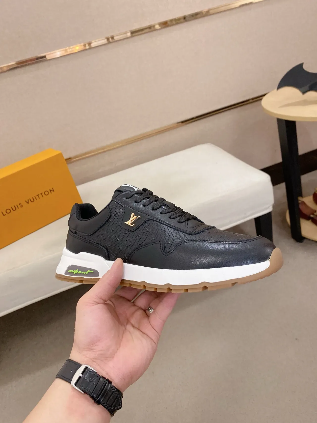 Louis Vuitton LV Trainer Negro Blanco Perforado Monograma Cuero Esculpido Suela Media Zapatillas Lifestyle 4