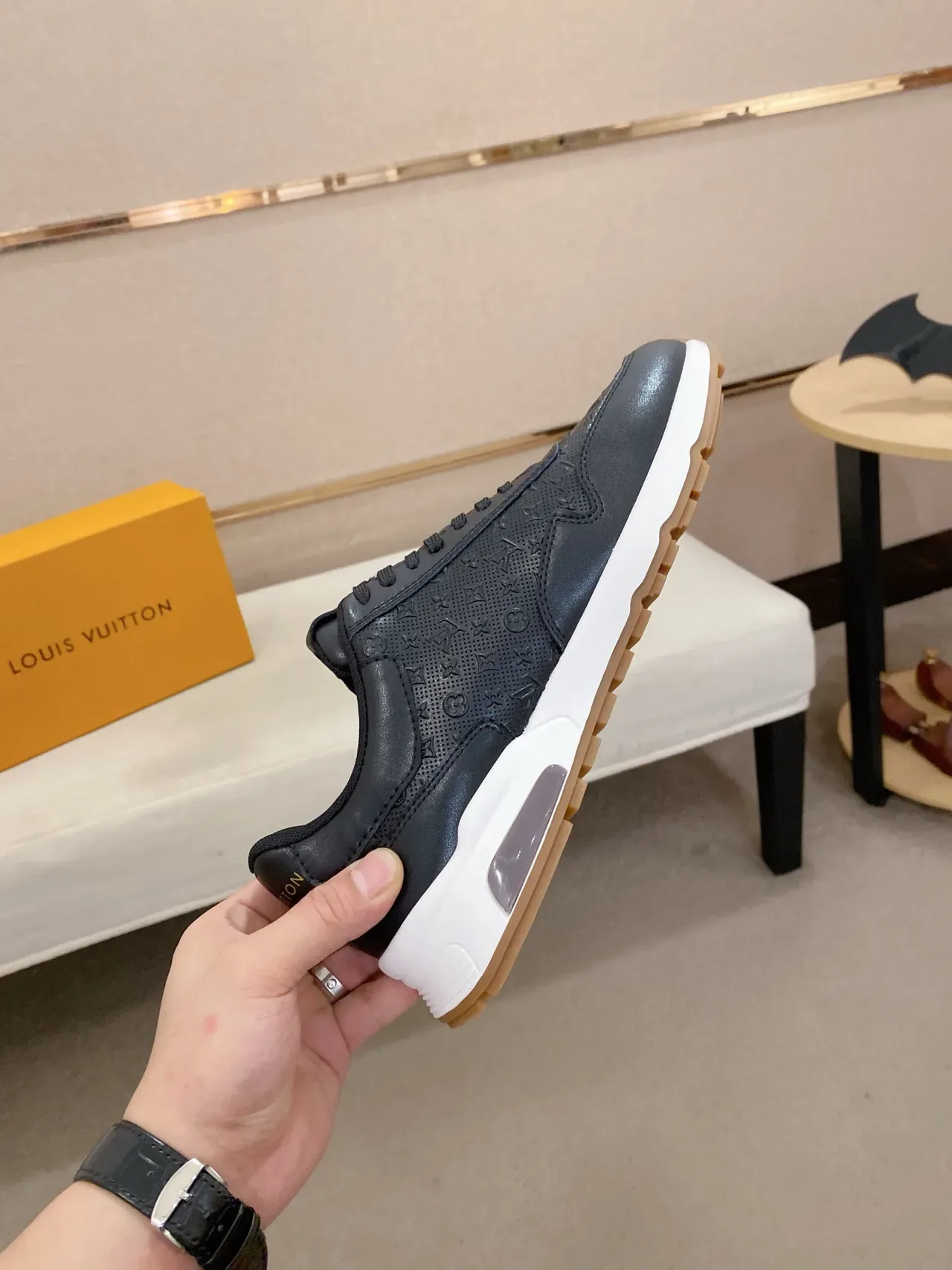 Louis Vuitton LV Trainer Negro Blanco Perforado Monograma Cuero Esculpido Suela Media Zapatillas Lifestyle 5