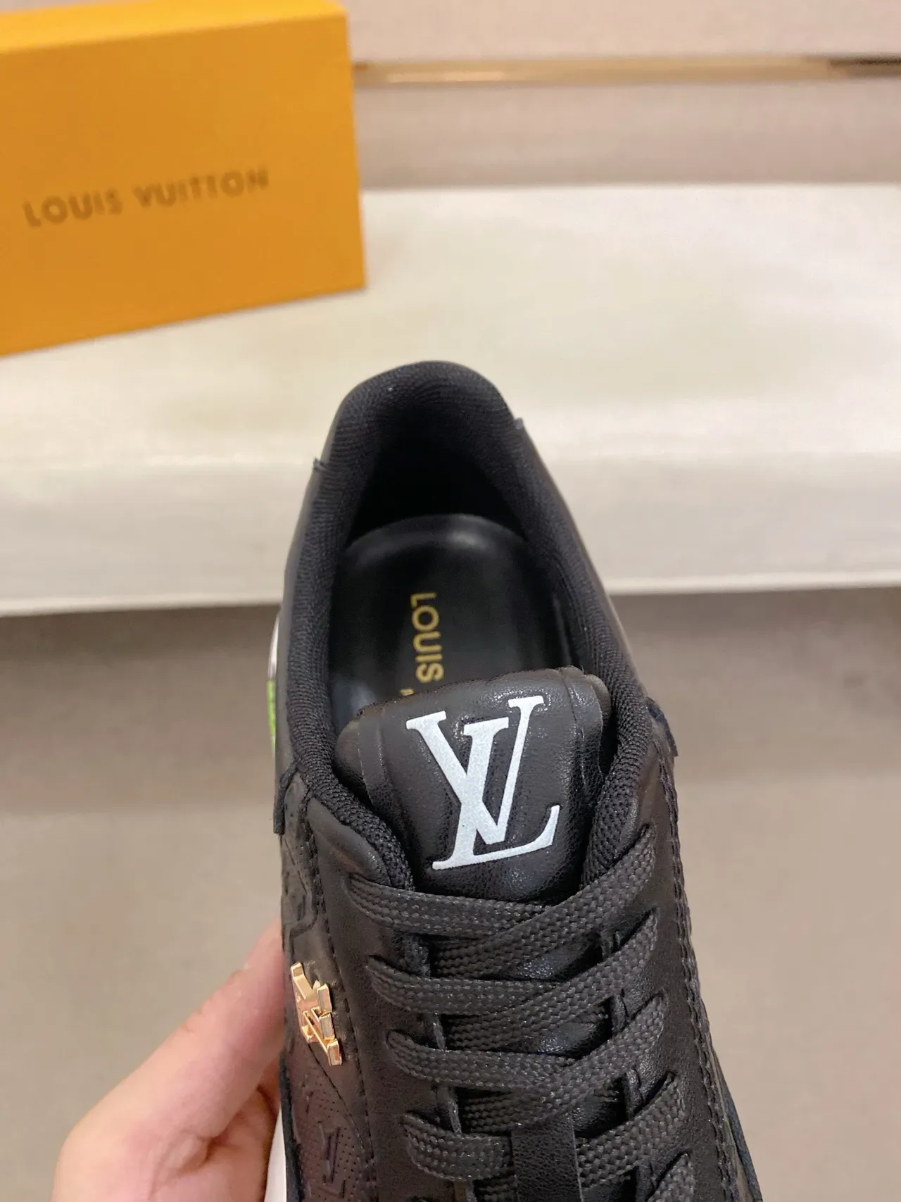 Louis Vuitton LV Trainer Negro Blanco Perforado Monograma Cuero Esculpido Suela Media Zapatillas Lifestyle 6