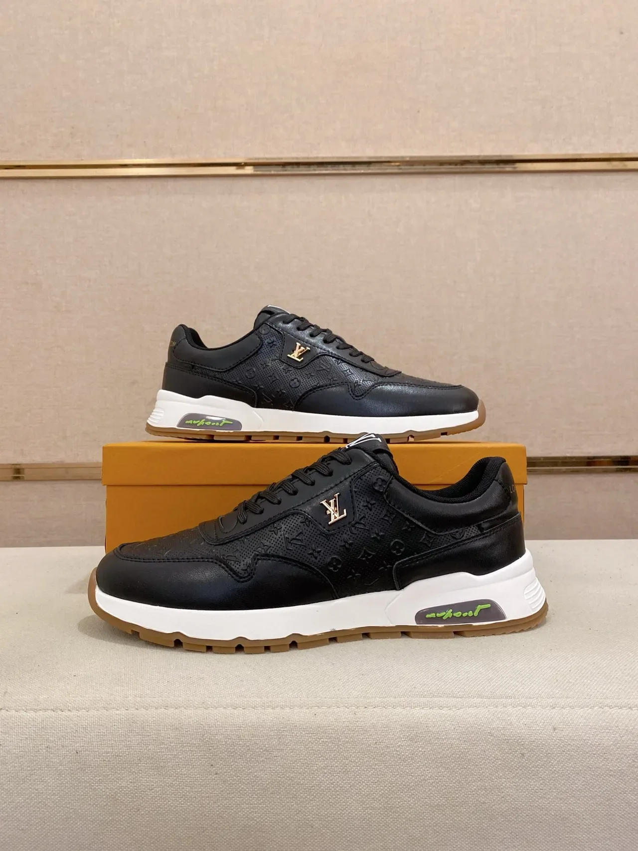 Louis Vuitton LV Trainer Negro Blanco Perforado Monograma Cuero Esculpido Suela Media Zapatillas Lifestyle 7