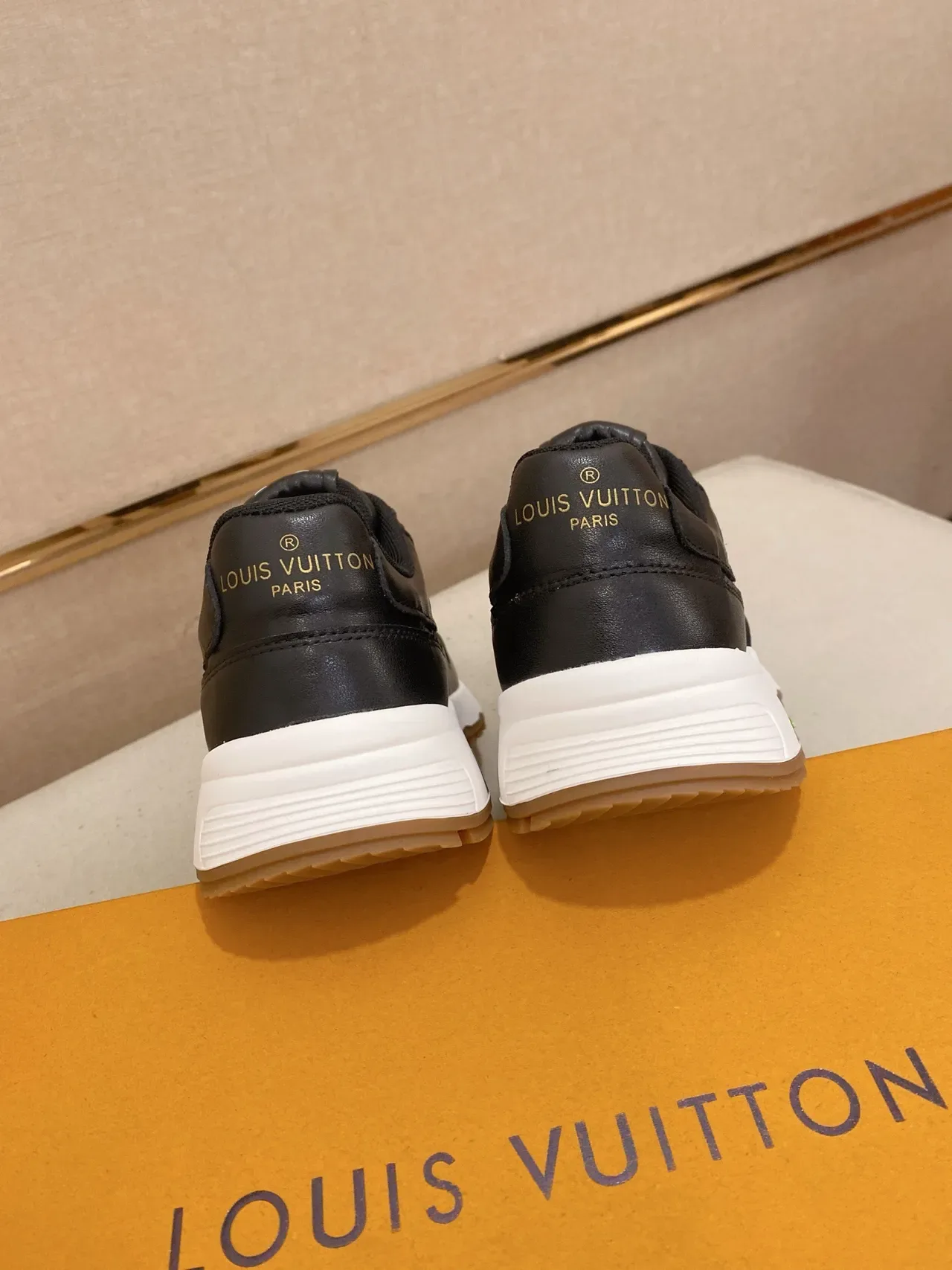 Louis Vuitton LV Trainer Negro Blanco Perforado Monograma Cuero Esculpido Suela Media Zapatillas Lifestyle 8