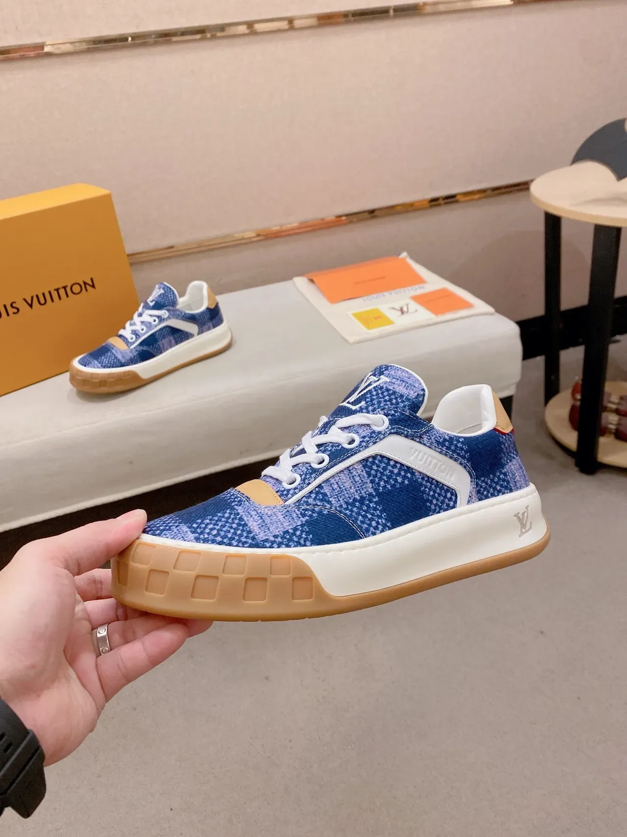Louis Vuitton LV Trainer 蓝色米色 像素化纺织鞋面 网格图案橡胶外底 生活方式运动鞋 3