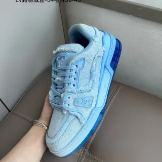 Louis Vuitton LV Trainer Zapatillas Lifestyle Azul con parte superior texturizada de Denim, detalle de borde deshilachado