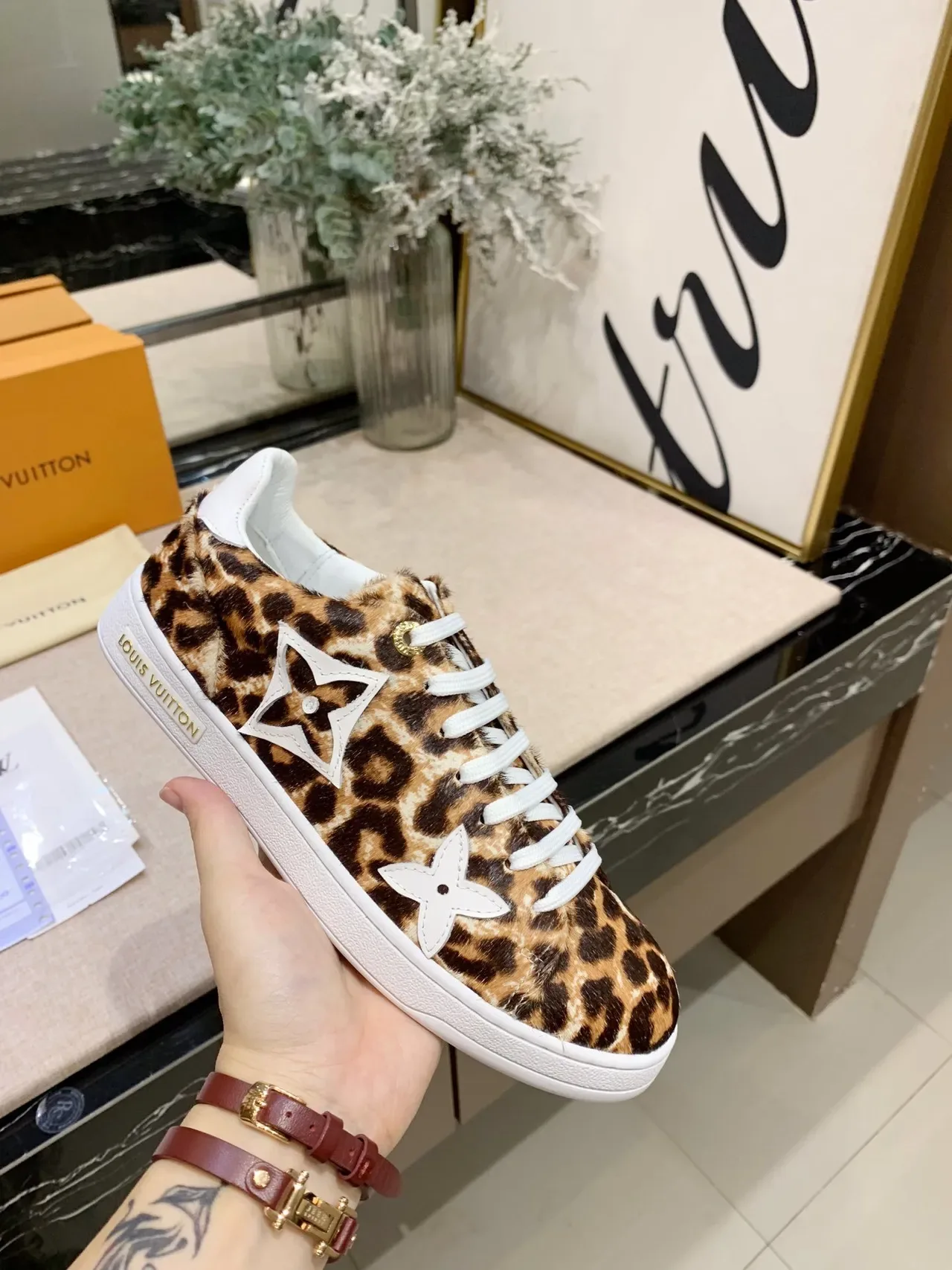 Louis Vuitton LV Trainer भूरा सफेद चितगोबरा प्रिंट बछड़े के बाल मोनोग्राम फूल ऐप्लिके Lifestyle Sneakers 5