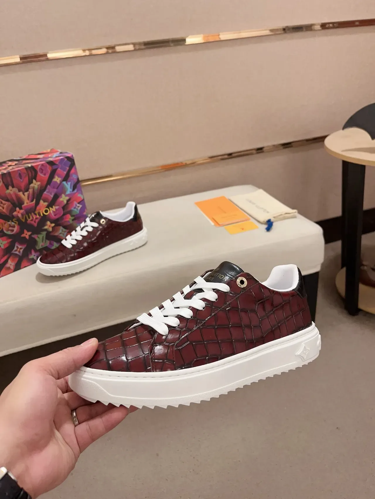 Louis Vuitton LV Trainer 酒红色 白色 鳄鱼压纹皮革 平台鞋底 生活方式运动鞋 3