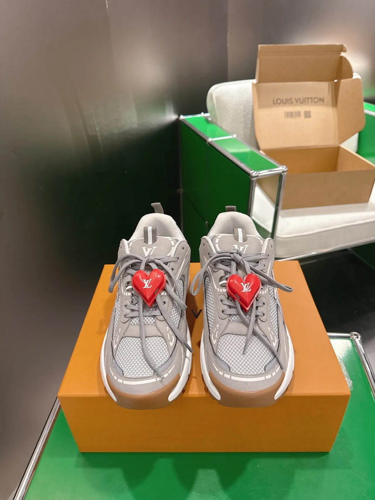 Louis Vuitton LV Trainer Cinza Sola Vermelha Malha E Sobreposição Sintética Tênis Chunky 2