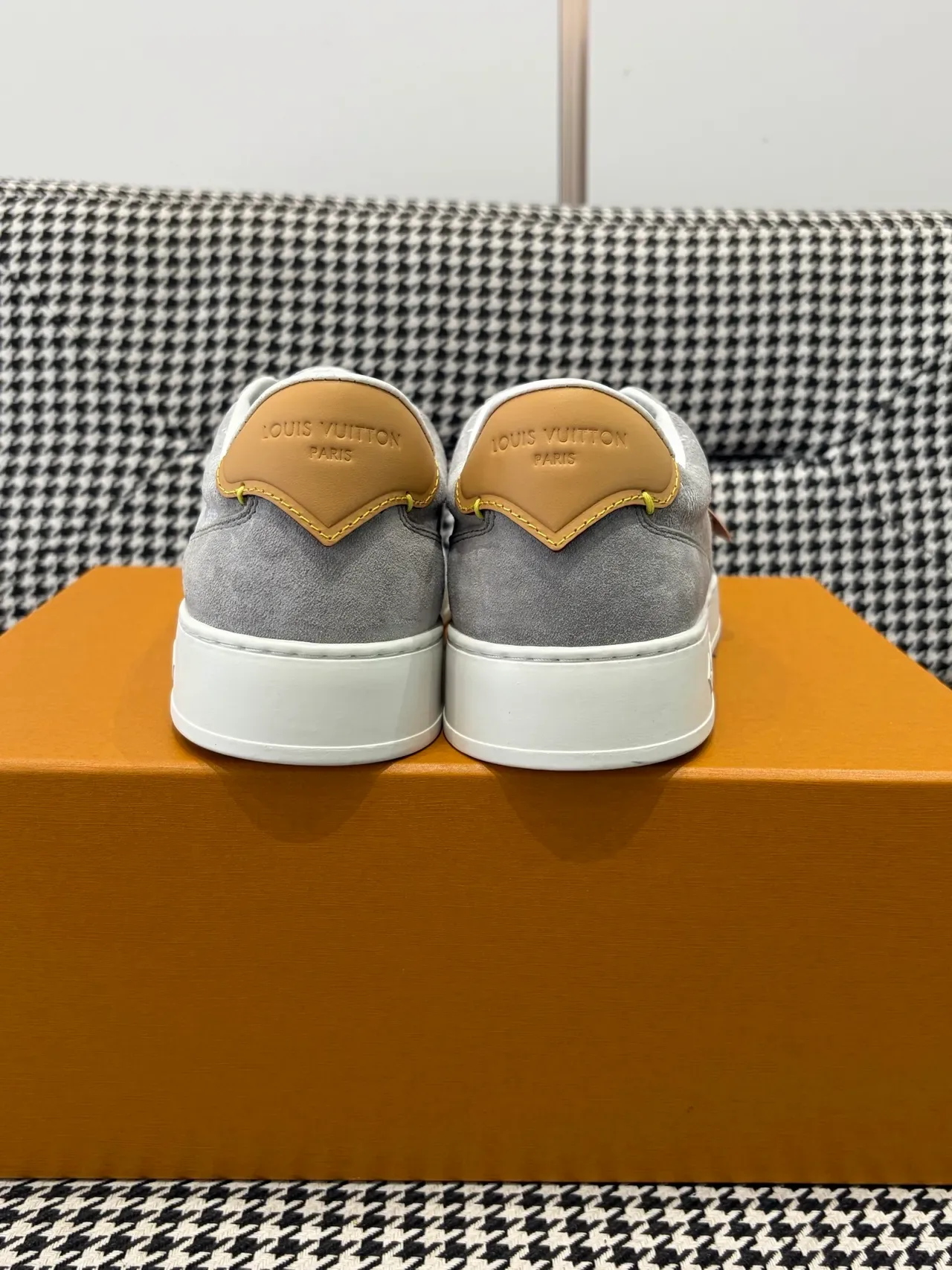 Louis Vuitton LV Trainer Cinza Branco Camurça Superior Padrão Monogram Checkered Tênis Lifestyle 3