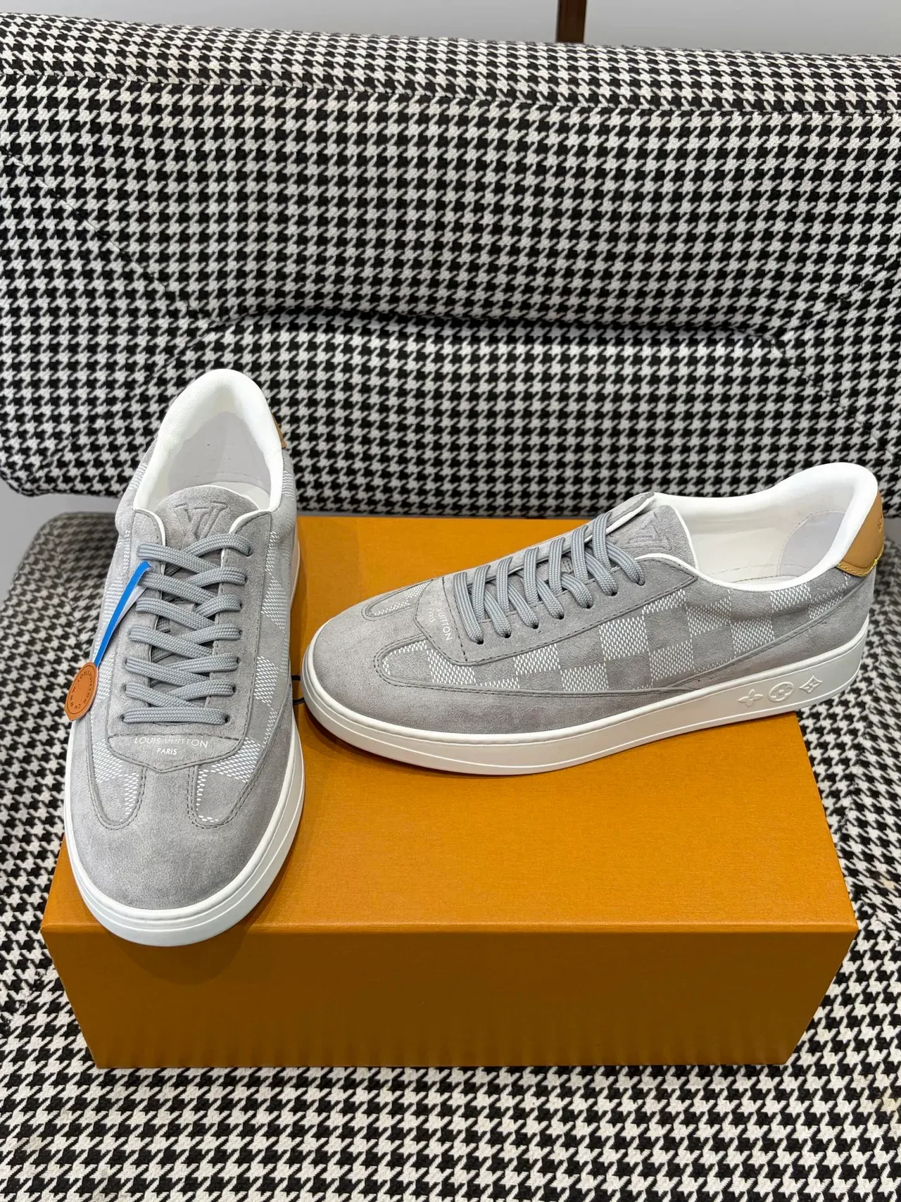 Louis Vuitton LV Trainer Cinza Branco Camurça Superior Padrão Monogram Checkered Tênis Lifestyle 4