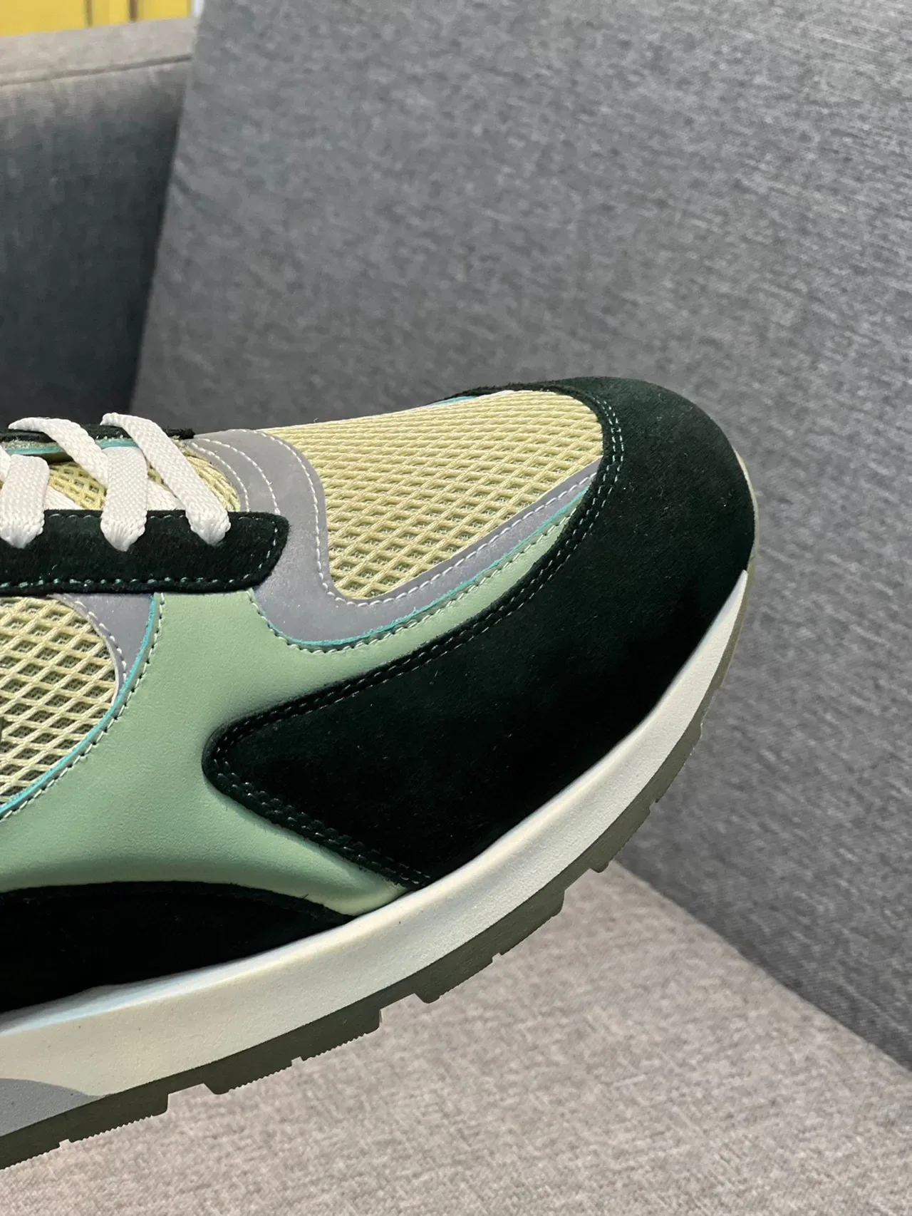 Louis Vuitton LV Trainer Verde Bege Multi-Material Malha e Camurça Tênis Lifestyle 2