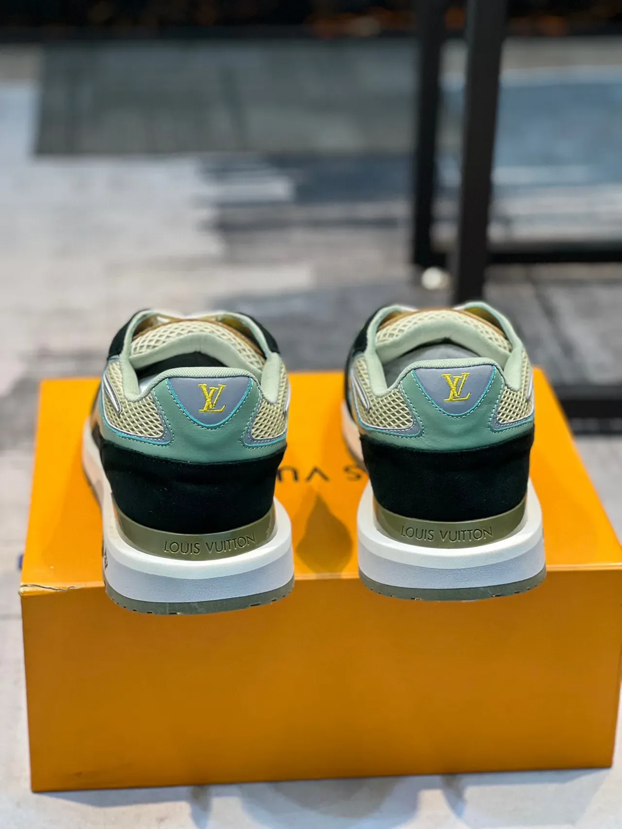 Louis Vuitton LV Trainer Verde Bege Multi-Material Malha e Camurça Tênis Lifestyle 3