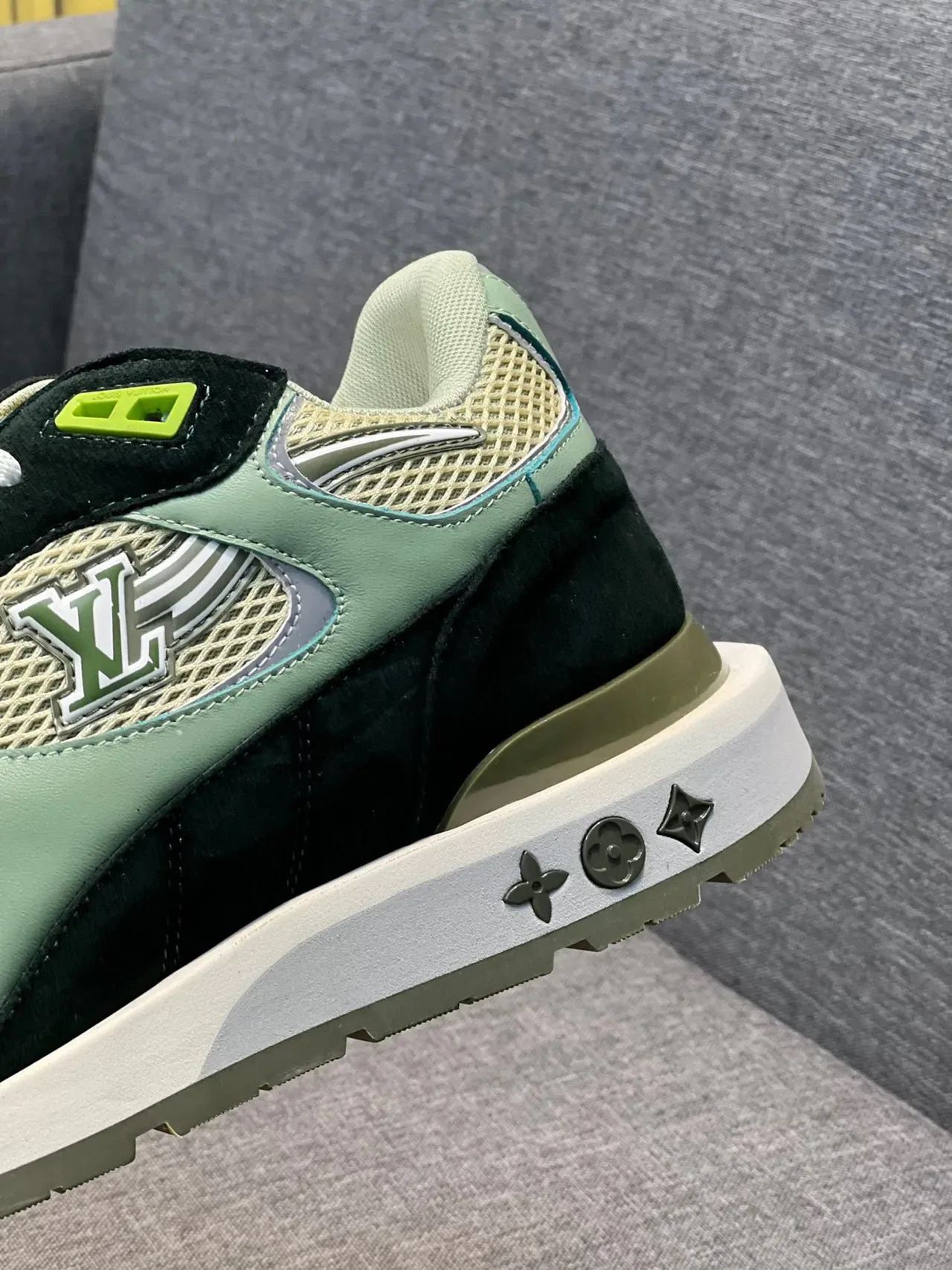 Louis Vuitton LV Trainer Verde Bege Multi-Material Malha e Camurça Tênis Lifestyle 8