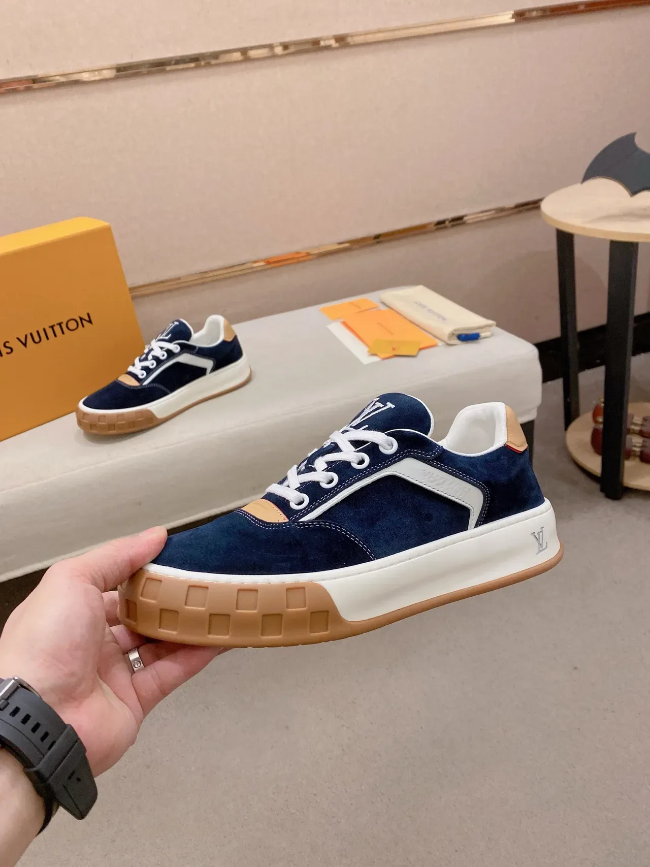 Louis Vuitton LV Trainer Color Navy Beige, Upper de ante, Rayas blancas contrastantes, Zapatillas Lifestyle 3