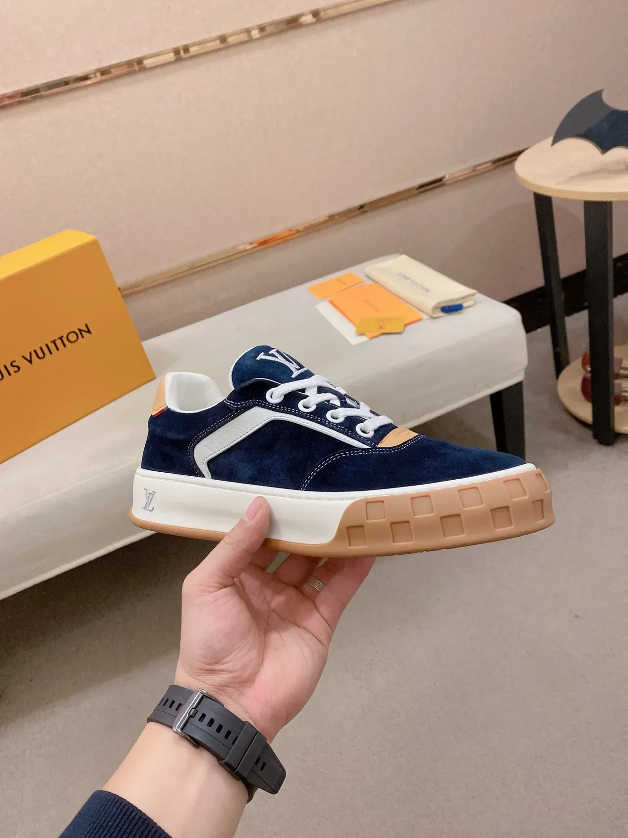 Louis Vuitton LV Trainer Color Navy Beige, Upper de ante, Rayas blancas contrastantes, Zapatillas Lifestyle 4