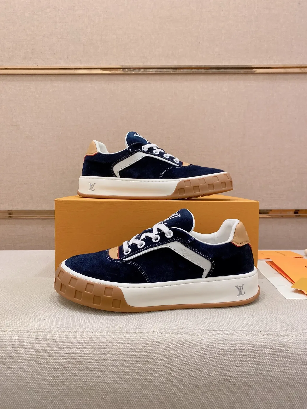 Louis Vuitton LV Trainer Color Navy Beige, Upper de ante, Rayas blancas contrastantes, Zapatillas Lifestyle 8