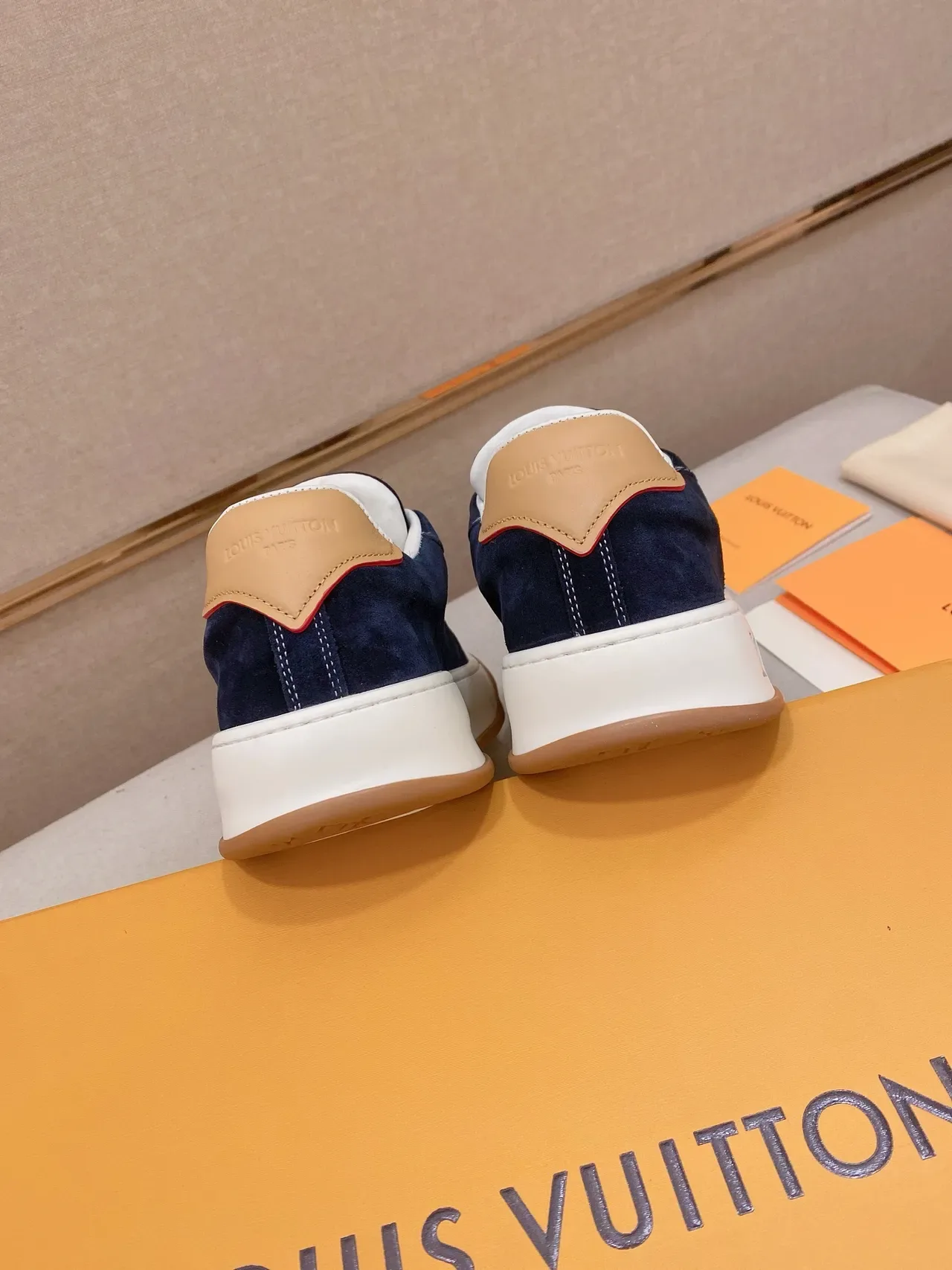 Louis Vuitton LV Trainer Color Navy Beige, Upper de ante, Rayas blancas contrastantes, Zapatillas Lifestyle 9