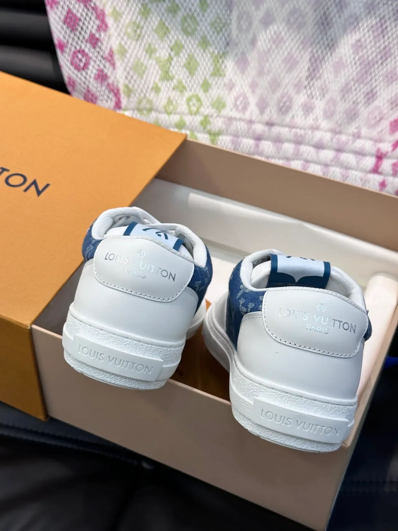 حذاء لويس فيتون LV Trainer نافي وايت مع ألواح الدنيم مطبوع عليه المونوغرام لايف ستايل رياضي 3
