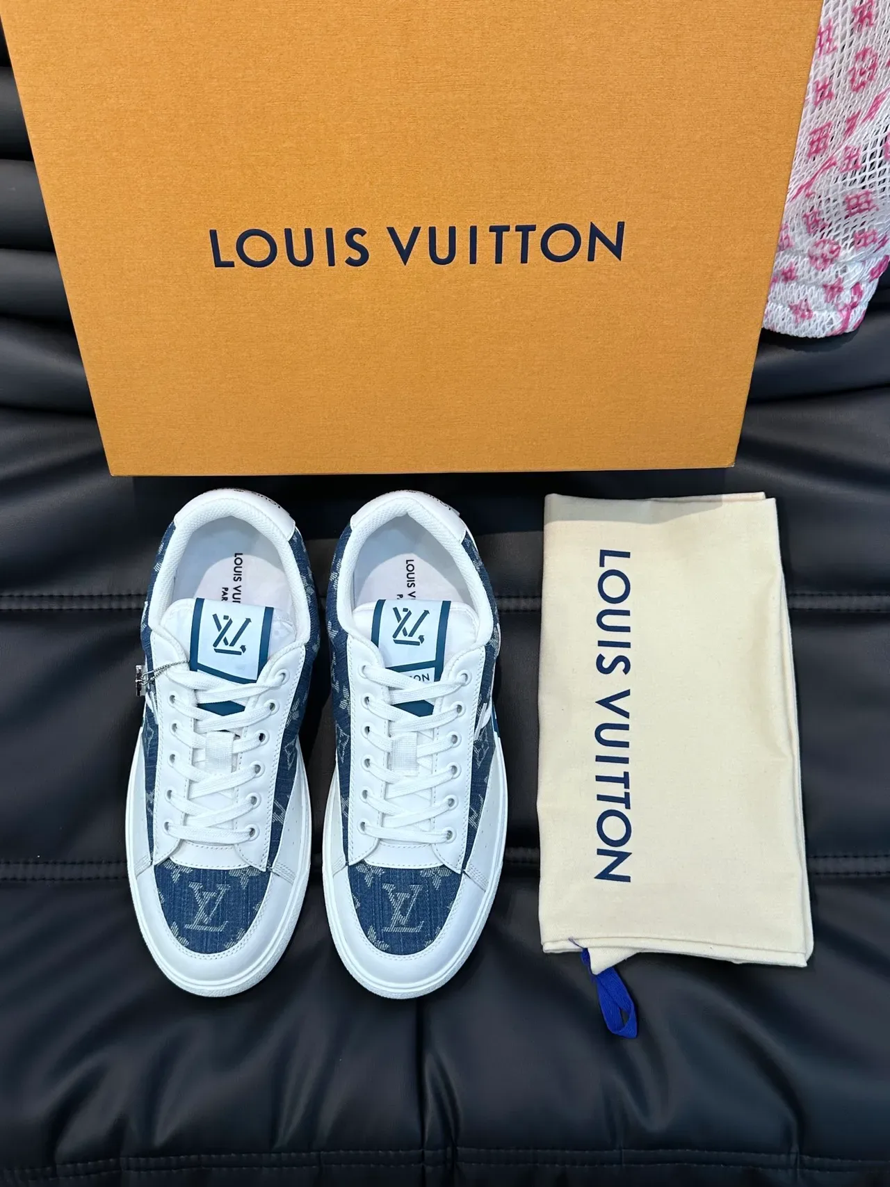 حذاء لويس فيتون LV Trainer نافي وايت مع ألواح الدنيم مطبوع عليه المونوغرام لايف ستايل رياضي 4