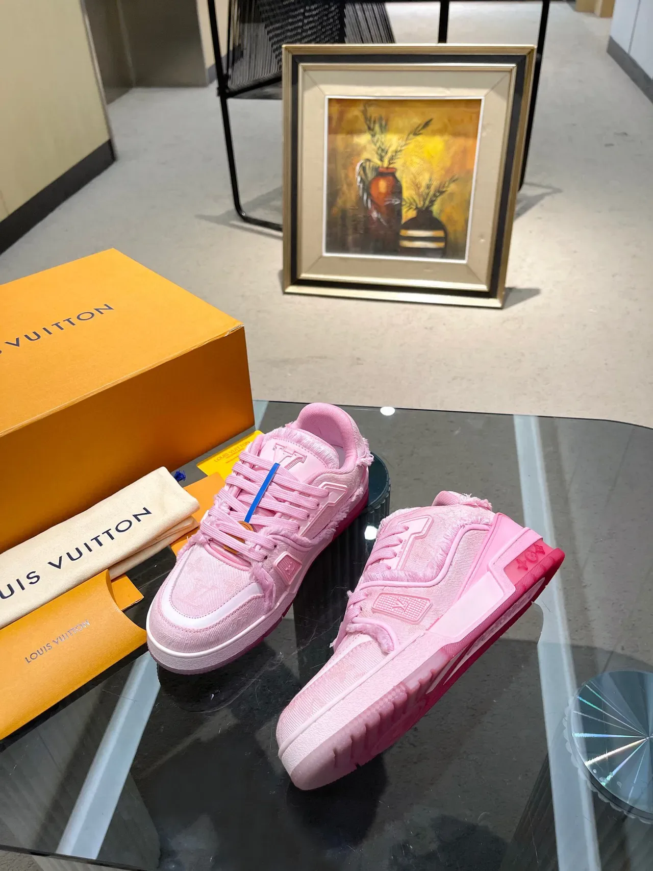 Louis Vuitton LV Trainer Chaussures lifestyle rose blanc monogram jacquard supérieur bordes de tissu effilochés 2