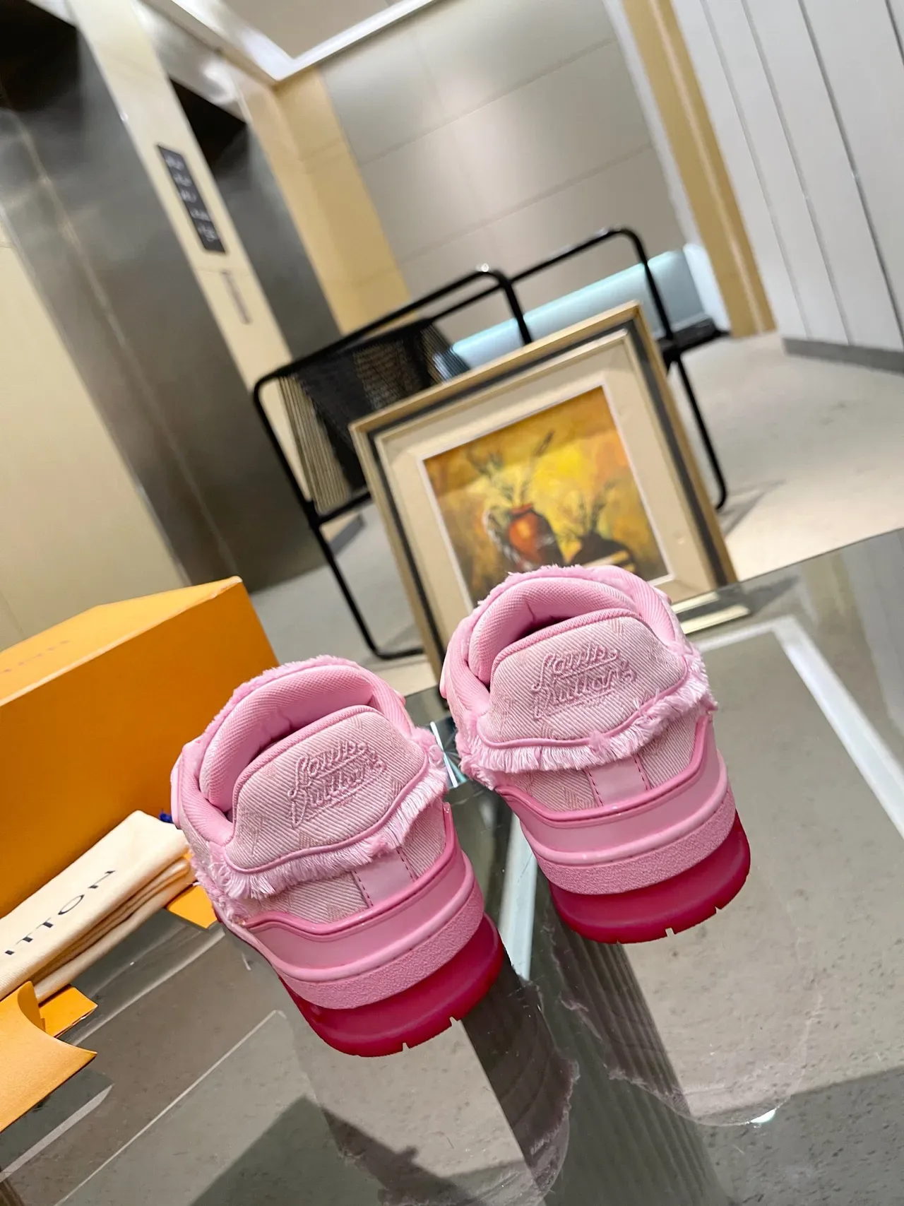 Louis Vuitton LV Trainer Chaussures lifestyle rose blanc monogram jacquard supérieur bordes de tissu effilochés 3