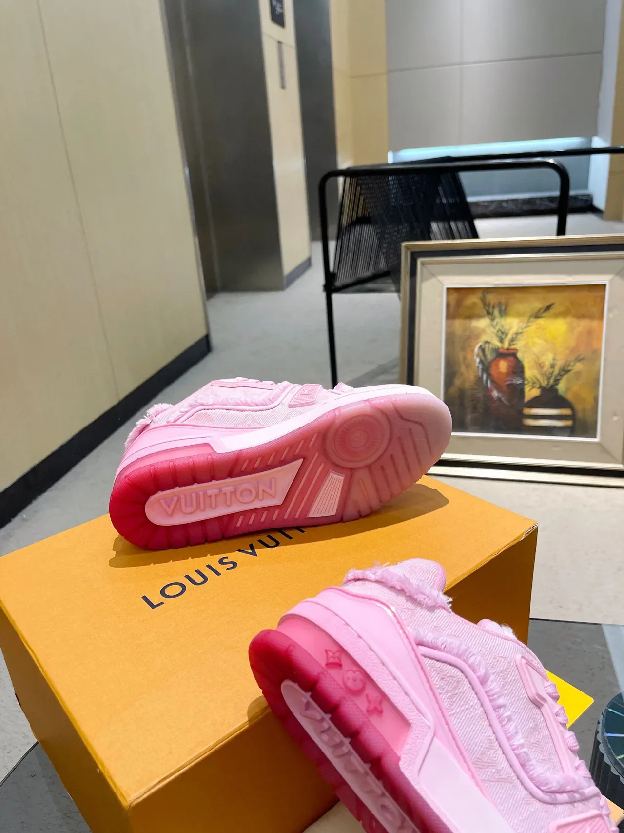 Louis Vuitton LV Trainer Chaussures lifestyle rose blanc monogram jacquard supérieur bordes de tissu effilochés 4