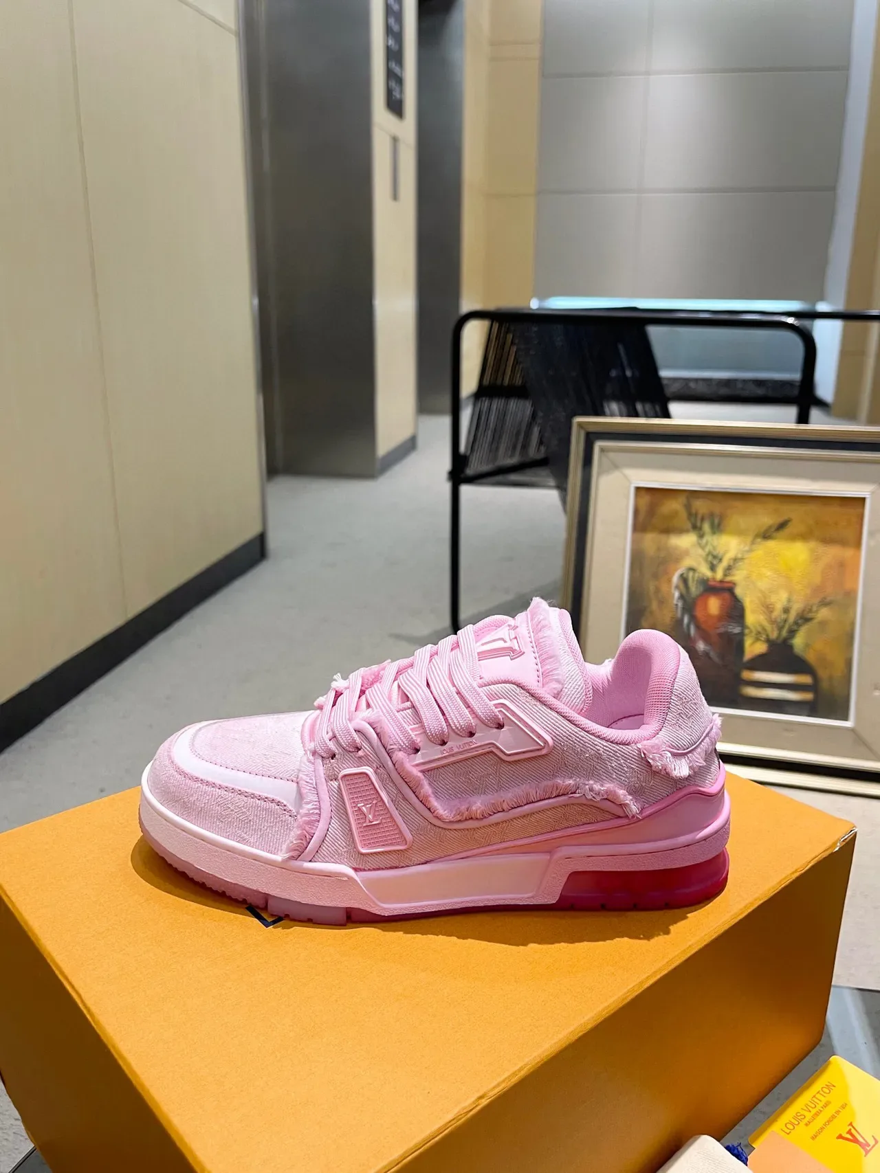 Louis Vuitton LV Trainer Chaussures lifestyle rose blanc monogram jacquard supérieur bordes de tissu effilochés 5