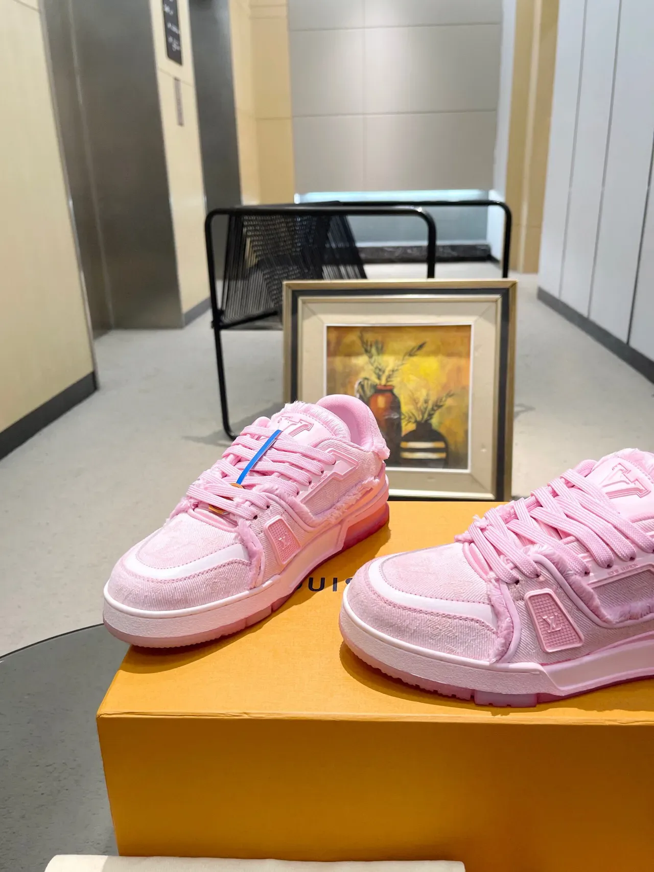 Louis Vuitton LV Trainer Chaussures lifestyle rose blanc monogram jacquard supérieur bordes de tissu effilochés 7