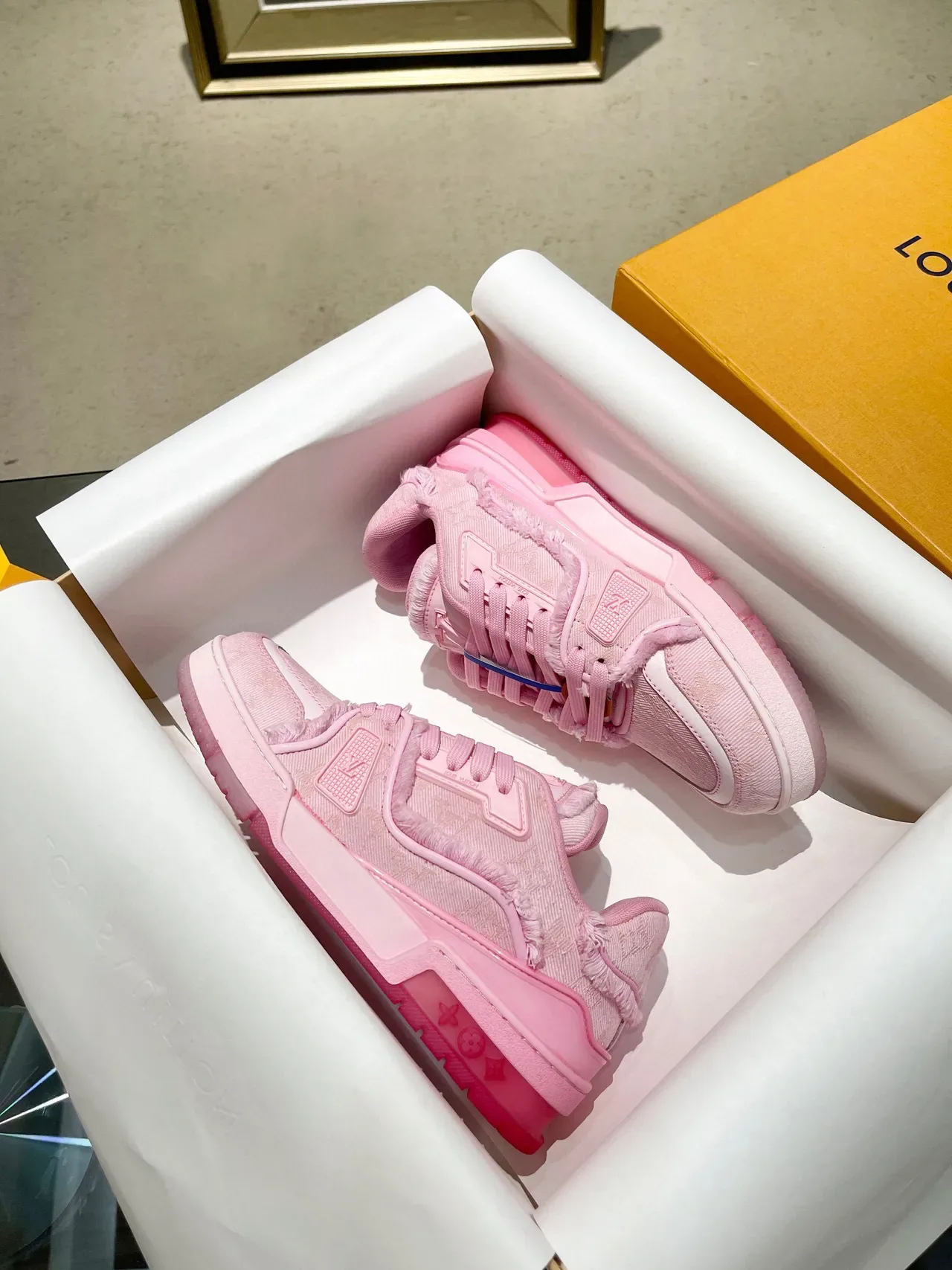 Louis Vuitton LV Trainer Chaussures lifestyle rose blanc monogram jacquard supérieur bordes de tissu effilochés 9