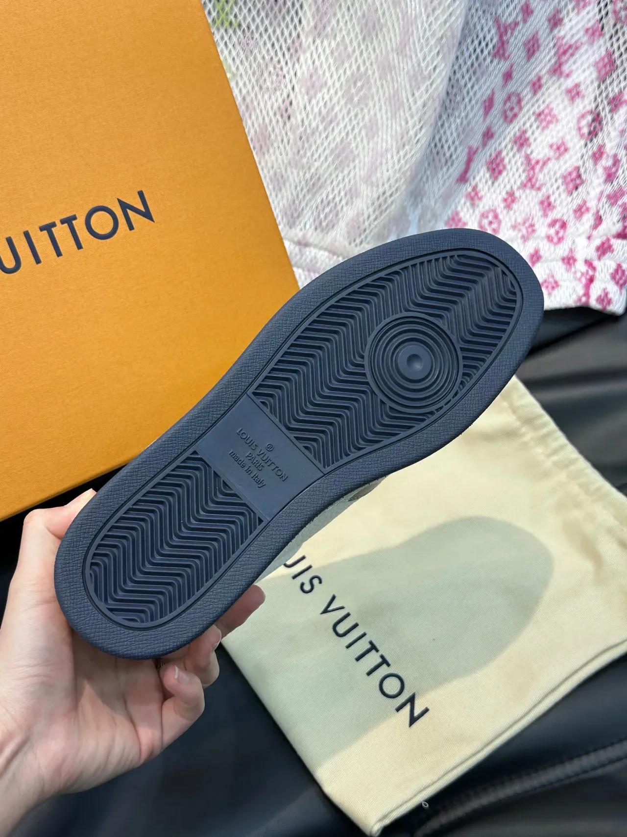 Louis Vuitton LV Trainer Chaussures Lifestyle Blanc et Noir Cuir Pébblé Motif à Pois 2