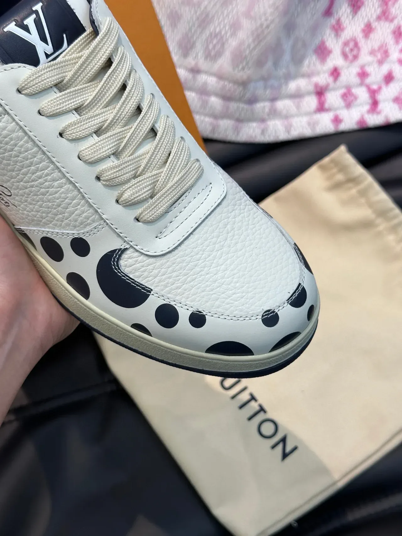 Louis Vuitton LV Trainer Chaussures Lifestyle Blanc et Noir Cuir Pébblé Motif à Pois 3